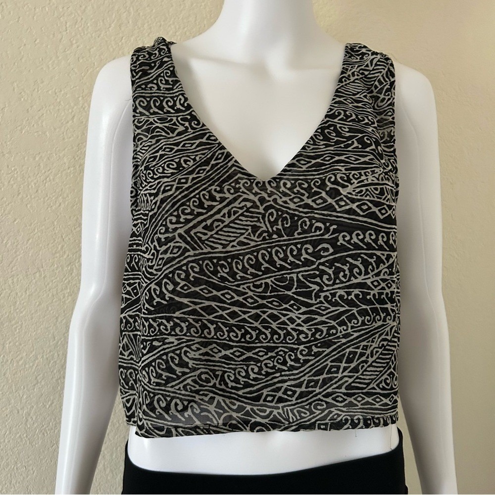 ⭐ Brandy Melville V-Neck Chiffon Heart Cutout Cropped Blouse Tank OS - Picture 2 of 6